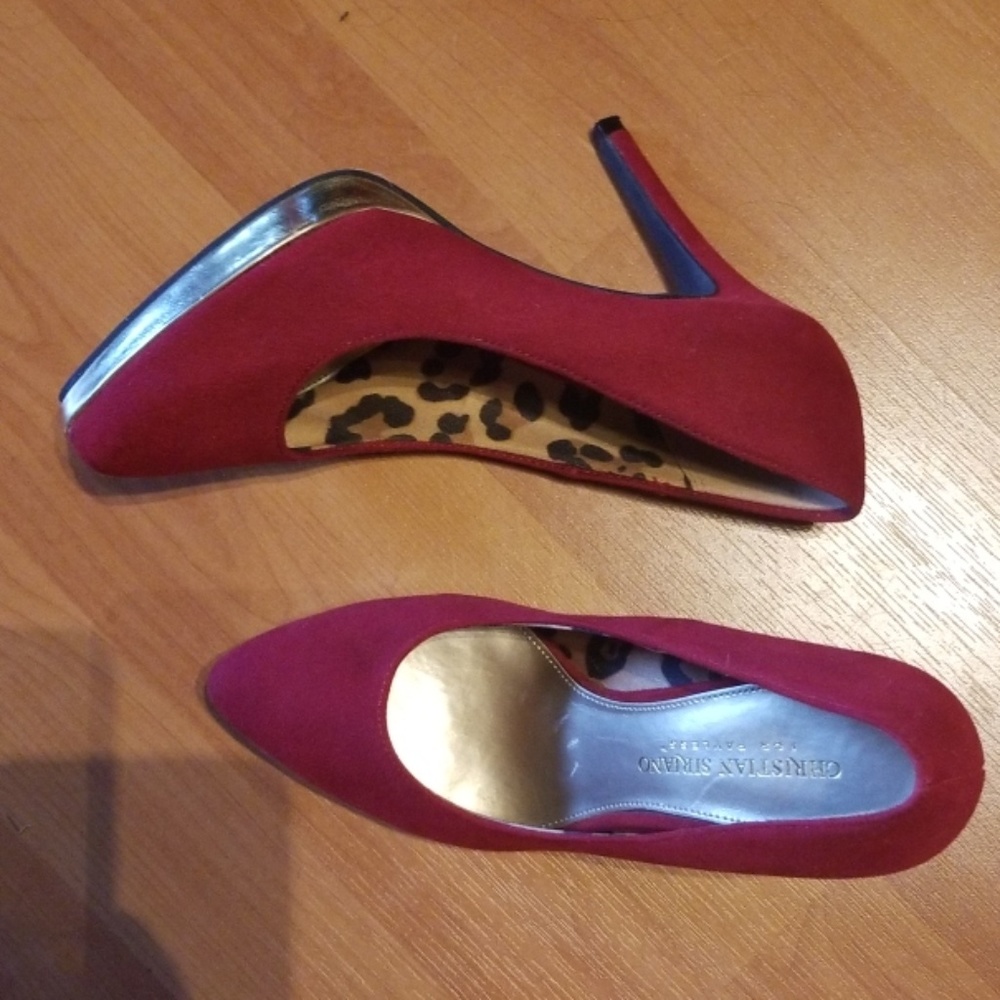 Red pointed-toe heels